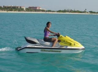 conduciendo una moto de agua
